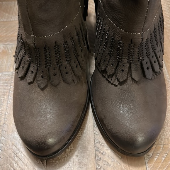 NEW Naughty Monkey Swing Low Taupe Boho Fringe Leather Block Heel Ankle Boot - Picture 12 of 16